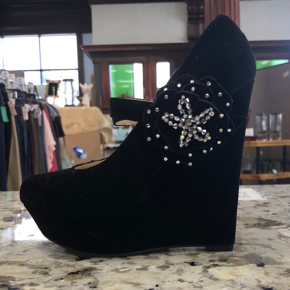 Shoes - Picture 3 of 11